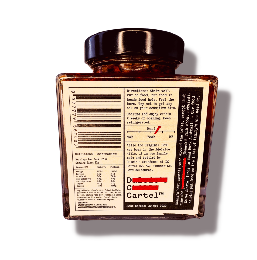 Rückseite der Flasche mit Etikett: handgemachtes Premium-Chiliöl aus Australien, hergestellt nach dem Originalrezept von 1983 auf Rapsölbasis