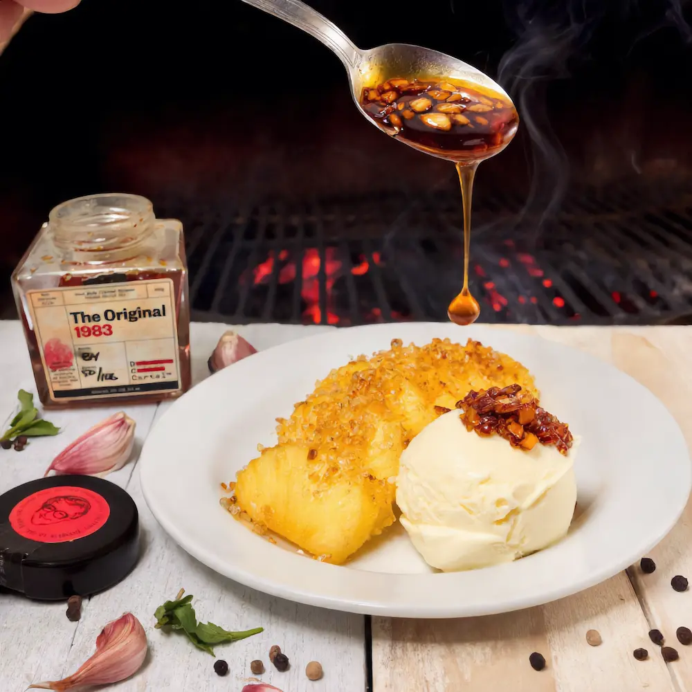 Gegrillte karamellisierte Ananas mit Vanilleeis und DC CARTEL Crispy Chiliöl Topping